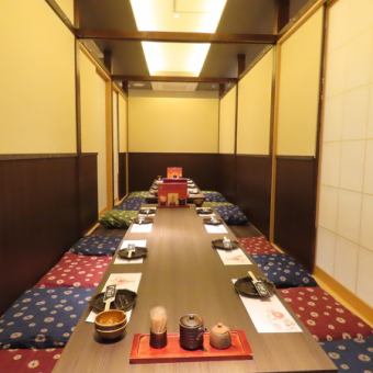 お席が隣り合うなら16名様まで、最大24名様まで収容可能。全て掘りごたつ席なのでゆったりと寛げ、宴会などに最適♪