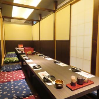 結合可能な掘り炬燵半個室席なので、仕切りを外せば人数に合わせた宴会も可能！