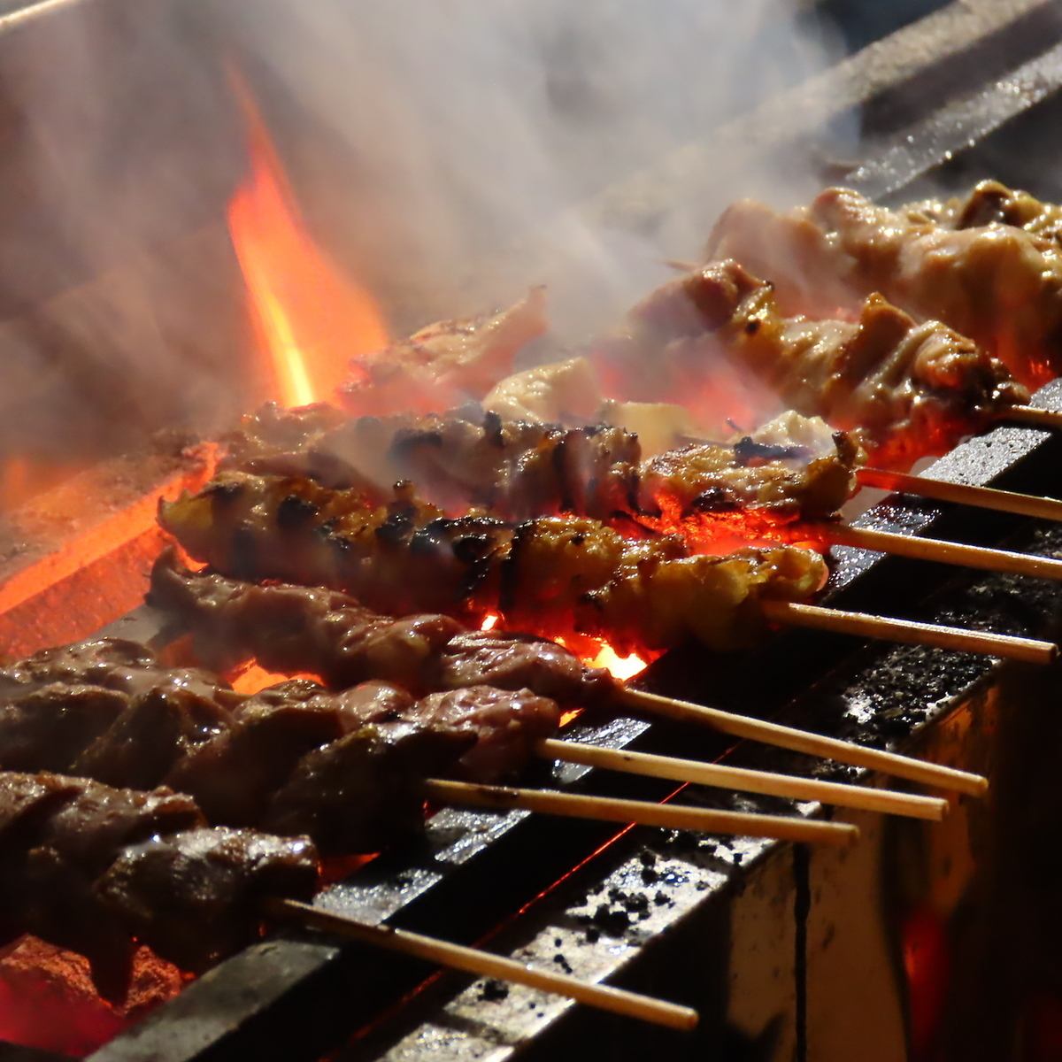 備長炭使用。純系名古屋コーチンの串焼きやタタキが楽しめる！