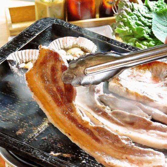 All-you-can-eat samgyeopsal course with all-you-can-eat pork belly and vegetables