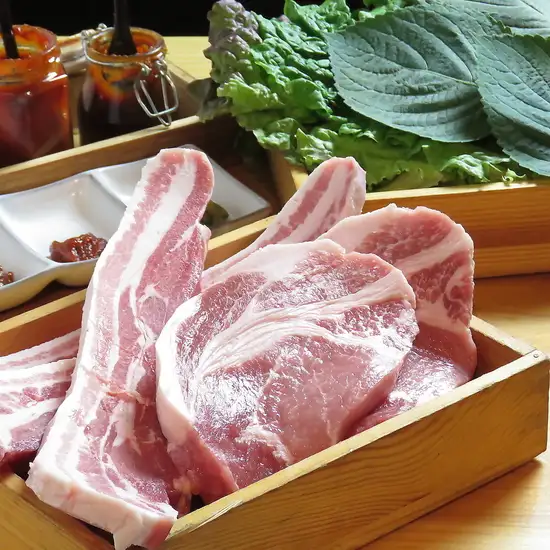 無限量供應的烤五花肉套餐，包括五花肉、蔬菜等。