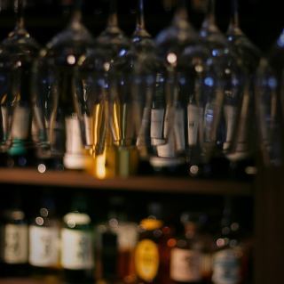 카운터석은 최대 3명.한 세트의 안내로 커튼으로 나누어져 있기 때문에 반 개인실과 같은 개인 공간을 연출하고 있습니다.