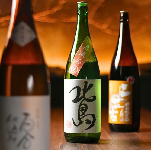 我們提供各種時令酒水。所有酒水價格從700日圓起(含稅)。