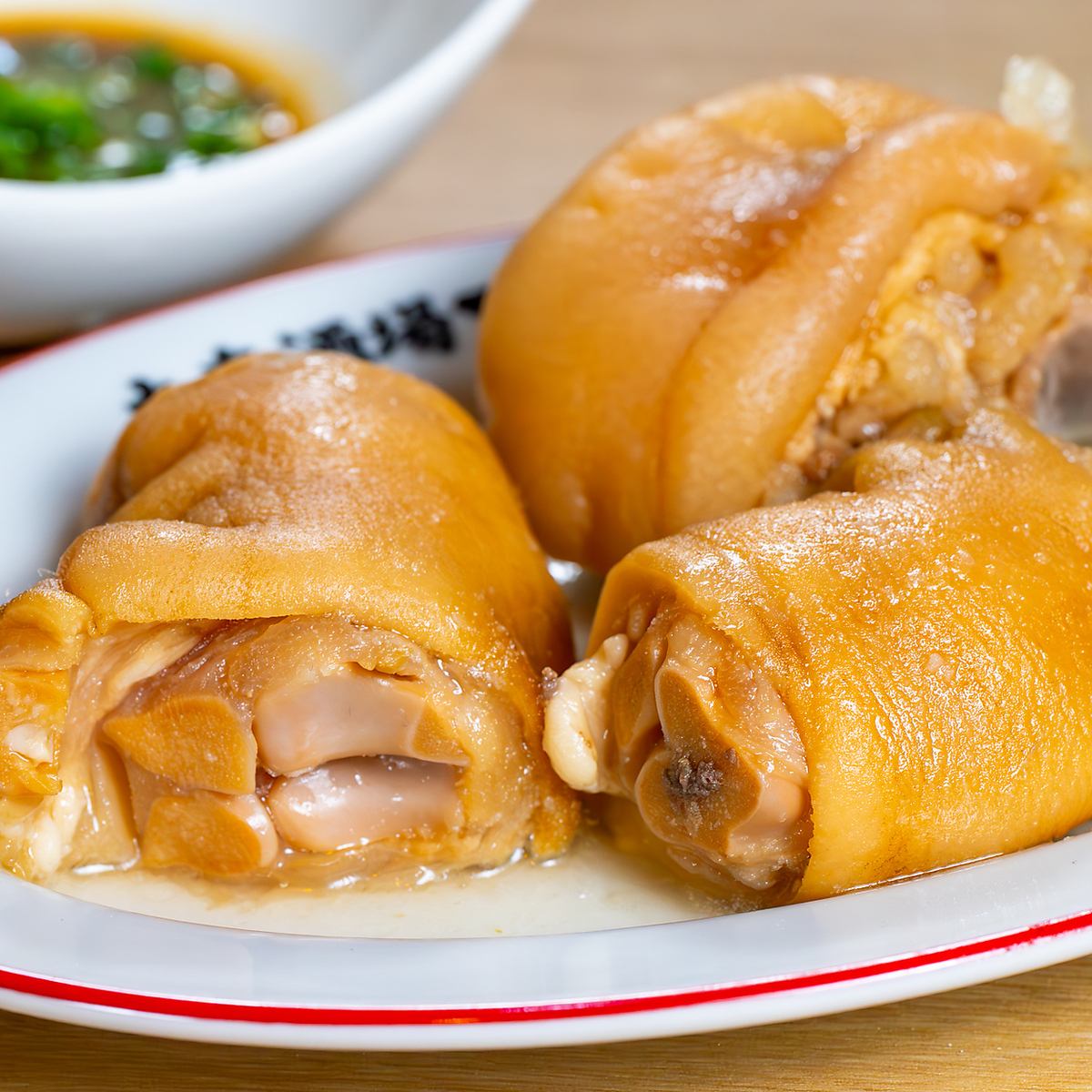「自家製みそだれで食べる"塩てびち"」など名物料理を是非！
