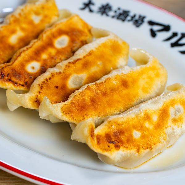 「肉汁溢れるマル八島餃子」もマル八おすすめの逸品！特製のシークワーサーポン酢で食べるのがマル八琉です。あつあつの餃子とご一緒にお好みのドリンクをご注文ください。ゼロ次会から二次会までいつでも楽しめるお店です♪