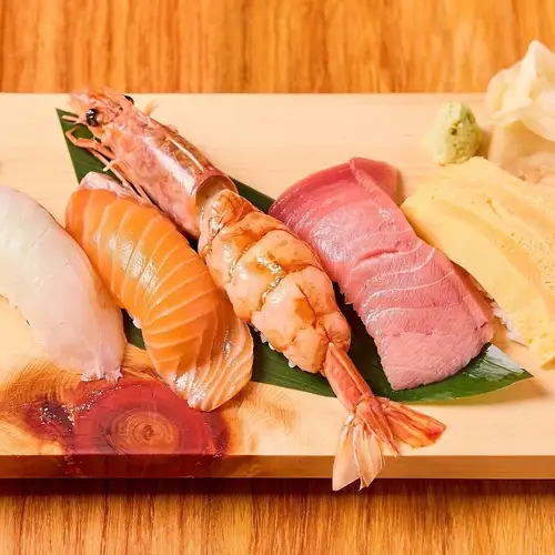 マル八名物は食べ応え抜群の大きなネタが乗ったお寿司！