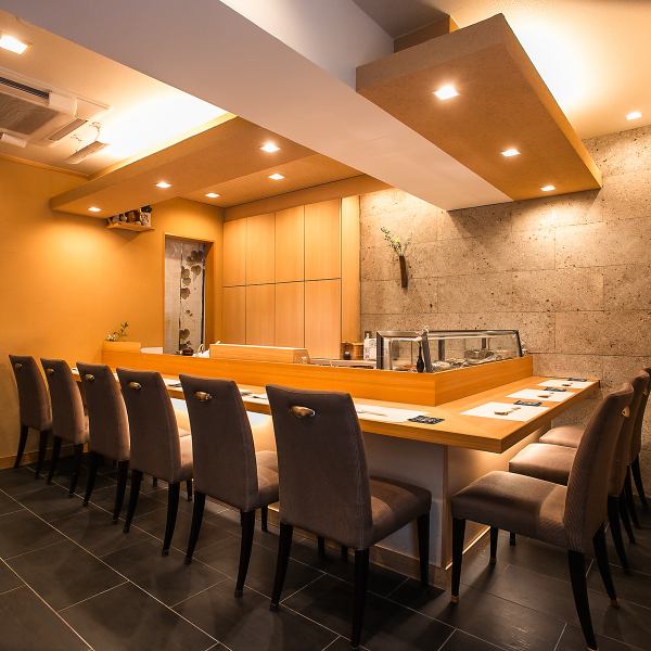 大将が目の前で握る江戸前寿司を五感で楽しめるのがカウンター席の醍醐味!シャリを切る音、鮮魚の香り、そして完成する一瞬の美しさまでライブ感満載◎ 一貫ごとに丁寧に仕上げられた握りが運ばれるたび、心が高鳴る特別な体験を楽しめます。