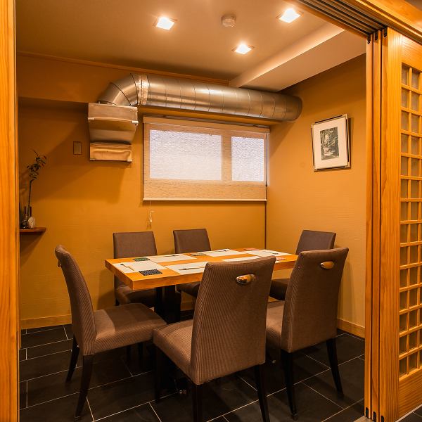 半個室は、プライベートな時間を大切にしたい方にぴったり◎ 記念日や誕生日のお祝いはもちろん、接待や会食などビジネスシーンでも安心して利用できます。職人技が光る寿司や逸品料理を、大切な人と心ゆくまで堪能できる贅沢なひとときを演出♪ 上質なお料理で特別な夜をお過ごしください♪