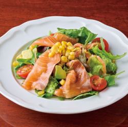 スモークサーモンとアボカドのサラダ