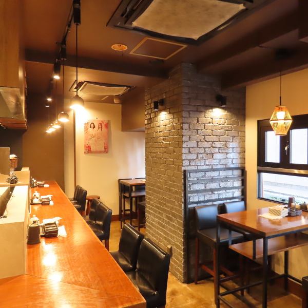 【◇おしゃれな空間◇】当店は、シックで上品、かつ統一感のあるカラーを基調としたおしゃれな空間となっております。壁や家具から木のぬくもりも感じ、落ち着きを兼ね備えた雰囲気♪照明が明るいので、デートやしっぽり飲みのような落ち着いたお食事だけでなく、飲み会や各種ご宴会など、様々なシーンで使いやすい！