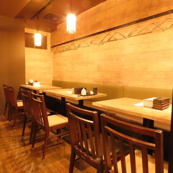 【◆広めの半個室席も！◆】様々なお席のタイプがある当店。デートや一人飲みに最適なカウンター席、ご友人同士での飲み会など、少人数利用にも最適なテーブル席がございます。さらにご家族利用にもぴったりなソファー席、そしてガラス窓付の扉で仕切った半個室席もございます！半個室席は最大13名様でのご利用OK♪