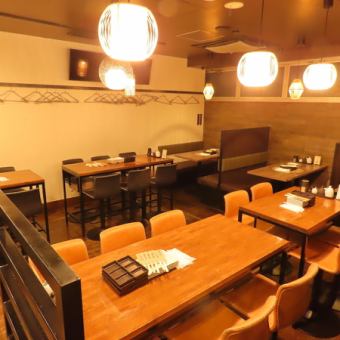 最大4名様でご利用可能なお席を3卓、最大6名様でご利用可能なお席を3卓ご用意しております。複数卓一緒にご利用も可能です！