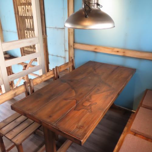 There are table seats on the 2nd floor, so it is recommended for those who want to spend a relaxing time.Perfect for families and friends.Please enjoy your time in our bright and bright atmosphere.