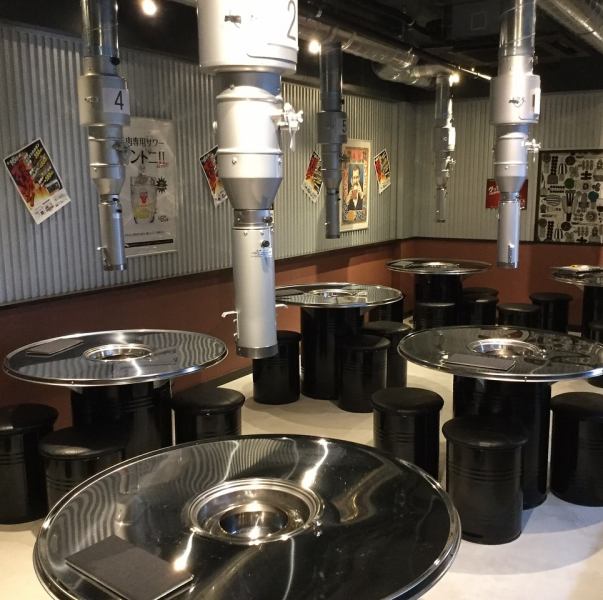 店内はトタン風の壁に韓国発祥のドラム缶テーブルが並ぶ、ちょっとした韓国気分が味わえる作りになっております。