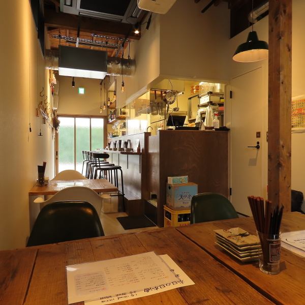 【最大で15名様まで貸切のご予約を承っております】他のお客様を気にすることなく身内だけで羽根を伸ばしてご宴会をお楽しみいただく事が可能です◎プロジェクターがございますのでスポーツ観戦等も可能！ご相談いただければDVDの持ち込みも可能です！2時まで営業しておりますので、結婚式の三次会などにも最適♪