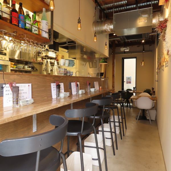 【おひとり様も安心してお過ごしいただけるような温かい雰囲気の店内】カウンター席もございますので、お一人様でもお気軽にご来店ください。お隣との距離も程よく取っておりますので、ゆとりを持ってお過ごしいただけます。デートなどでのお二人様のご利用にも最適♪肩を並べて素敵な時間をお過ごし下さい。