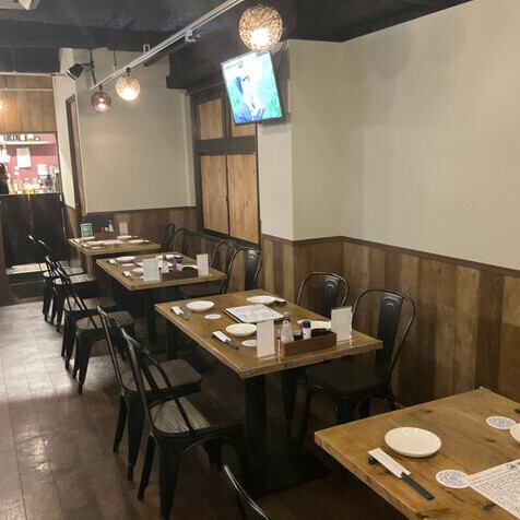 <p>明るく広々としたテーブル席でゆっくりとお食事をお楽しみ頂けます♪当店では多種多様なドリンクメニューをご用意しておりますので、きっとお気に入りの一杯が見つかるはず♪その時々で変わる地酒や、本格的な和食とイタリアンに合うお酒をお楽しみください◎</p>