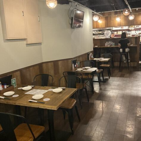 広々としたテーブル席