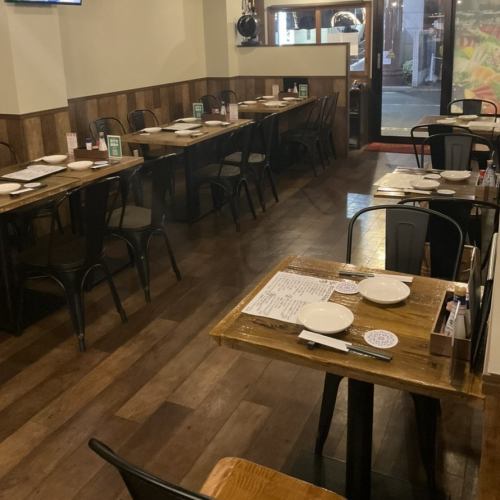 広々とした落ち着いた店内