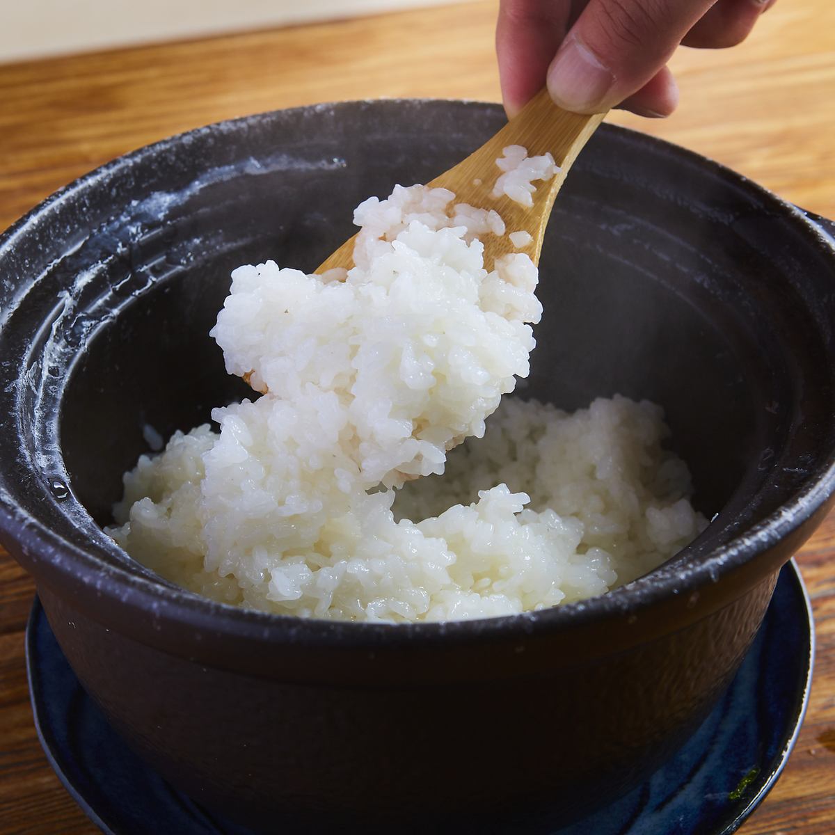 我们讲究火候和烹调，以最大限度地发挥米饭的美味。
