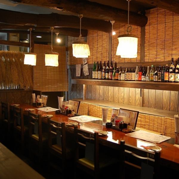 【カウンターには新潟の地酒が並ぶ】お一人様からでも気軽に寛げるカウンターは常連にも人気のお席です。