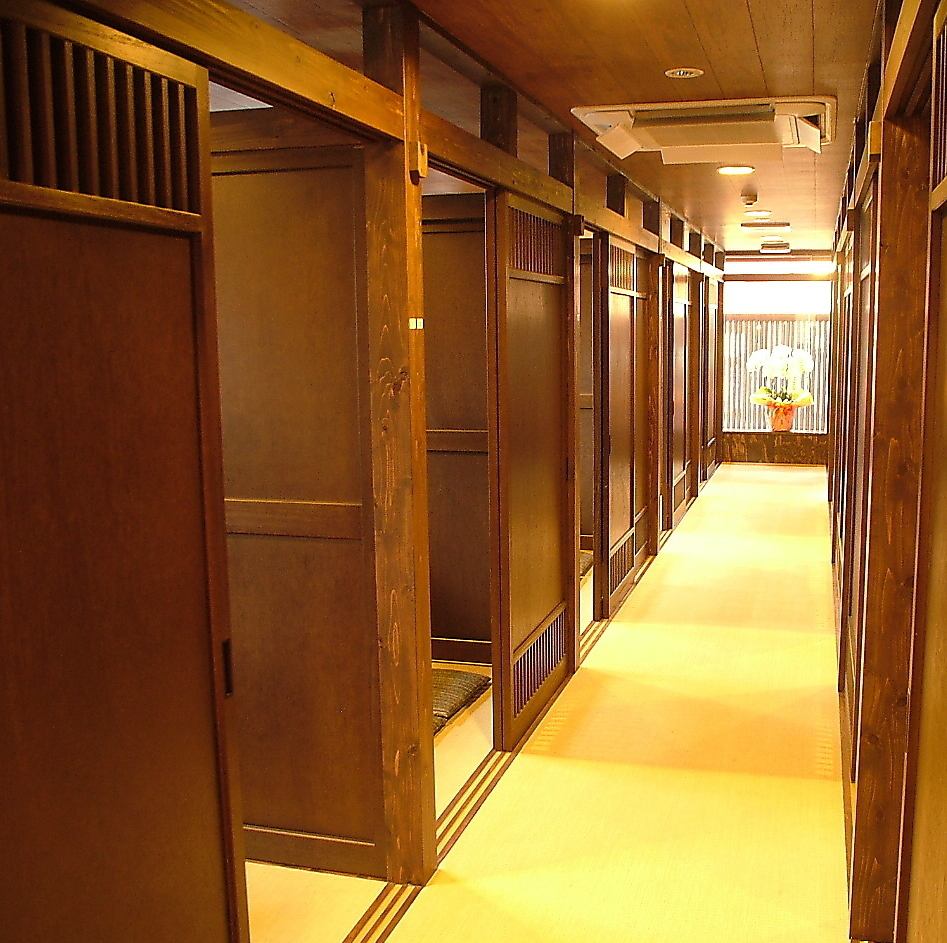 There are many private rooms of various sizes! If you have a large group, you can also reserve a private tatami room! Make your reservation early!