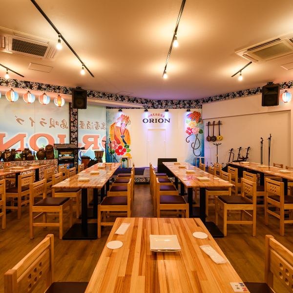 【国際通りが一望できる◎】国際通りのメイン通りにある当店！明るい時間と日の落ちた時の異なる雰囲気も味わえます！
