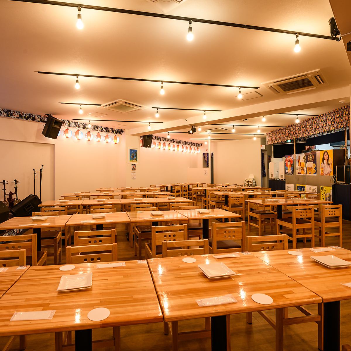 落ち着いた雰囲気と広々した店内、島唄ライブなどご家族にも◎