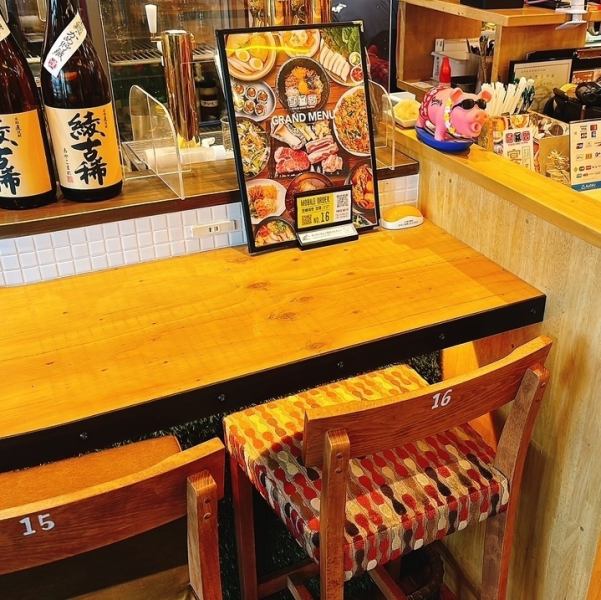 おひとりさまにもぴったりな落ち着いた雰囲気のカウンター席。料理を目の前で楽しみながら、心地よいリラックスした時間が過ごせます。気軽にお立ち寄りください♪