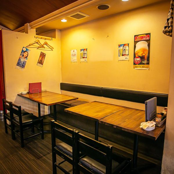 テーブルのお席はこじんまりと落ち着ける特に人気空間です♪黄色のライトがお店の雰囲気をより良いものにしています♪テーブル間を繋げる事も出来るので中規模人数にも対応しています♪