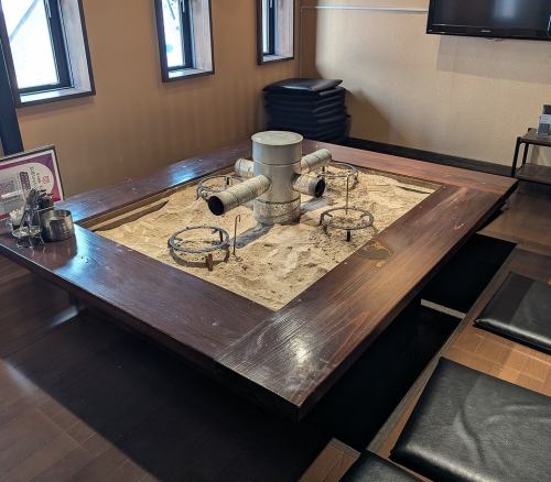 最大10名利用可能な掘りごたつ式の囲炉裏席！混雑時には相席での利用となります。