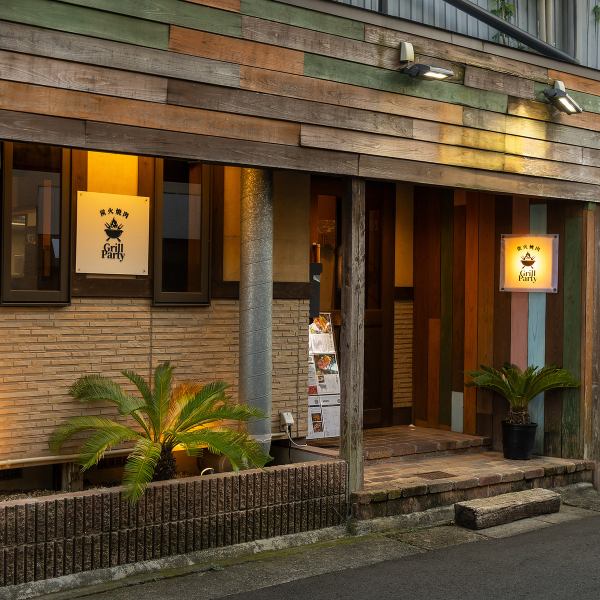 当店は、あたたかみのある木目調の内装が特徴で、落ち着いたアットホームな雰囲気が広がっています。宴会や女子会、デートなど、さまざまなシーンでご利用いただけるおしゃれな空間で、心地よいひとときをお過ごしください♪