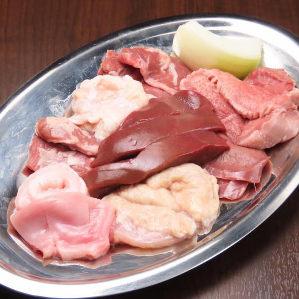 【コスパも◎】鮮度と下処理が自慢の一皿を堪能できる「ホルモンミックス」