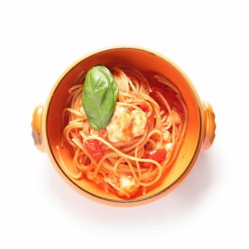 Tomato and mozzarella pasta