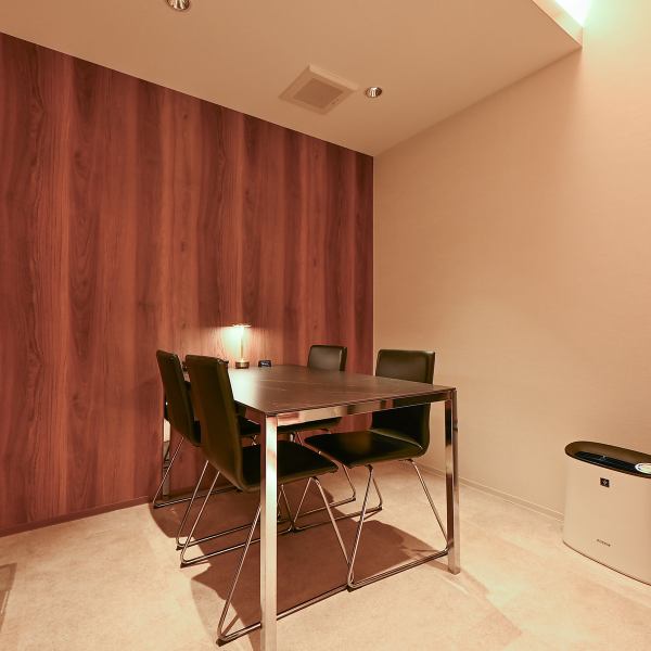 【要相談◎貸切17名様】広々とした店内は落ち着きがあり、複数のテーブルを組み合わせることで対応可能です。清潔感のある空間で、ゆったりとお食事をお楽しみいただけます。韓国料理店ながらも洗練されたインテリアでカジュアルながら上質な雰囲気を演出。宴会や会社の集まり、記念日や誕生日パーティーにもオススメです。