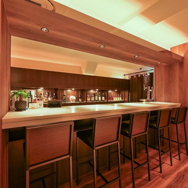 静かでジャズが流れる店内は、大人のプライベートな時間に最適。洗練された空間で本格韓国料理を楽しめます。カウンター席は一人飲みやデートに最適ですが、※カウンター席はネット予約は開放しておりません。ご利用の際は直接店舗までお電話ください。お一人様や少人数でのご来店も心よりお待ちしております。