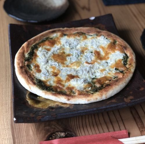 銀魚生海藻披薩