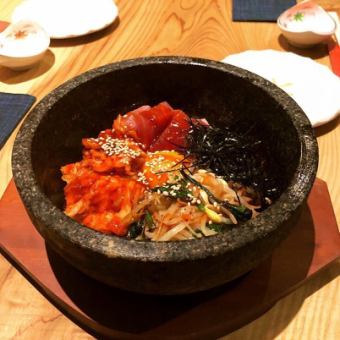 Tuna and kimchi on hot stone rice