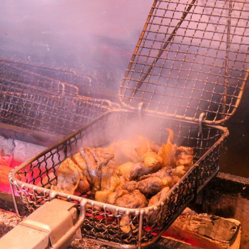 用[土佐备长炭]烤制的极其新鲜的早晨鸡[国产阿波鸡]的百道菜肴。图为“炭烤大腿”