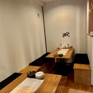 There are table seats for 4 to 8 people with a calm wood grain finish.Please relax in our restaurant, which boasts a calm atmosphere.Can accommodate up to 8 people! (This will be a semi-private room)