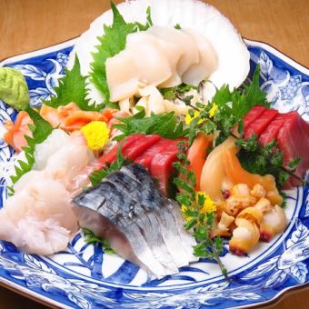 【含2小時無限暢飲】6道菜5,500日圓（含稅）套餐，包括新鮮生魚片、大山雞肉串、精加工蕎麥麵