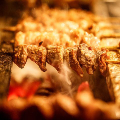 大山鶏を炭火でじっくり焼き上げた自慢の串焼きをご堪能あれ