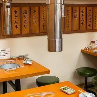 どこか昭和感の漂う店内！温もりを感じる木目で統一した清潔感ある空間でゆっくりと寛いでいただけます。（お写真は姉妹店のものです）