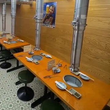 ご家族やご友人とのお食事に最適な個室席もご用意しております。周りを気にせず、プライベートな空間でゆっくりと焼肉をお楽しみいただけます。美味しいお肉と心地よい間で、特別なひとときをお過ごしください。少人数のお食事から大人数の宴会まで、幅広いシーンでご利用いただけます。（お写真は姉妹店のものです）