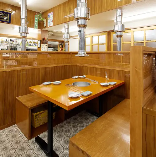可容纳 4-5 人的餐桌，非常适合家庭用餐、私人聚会或宴会。