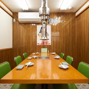 我们的餐厅提供私人包间，非常适合与家人和朋友一起用餐。您可以在私密的空间里悠闲地享用日式烤肉，而不用担心周围的人。