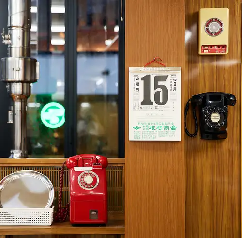 A calm and sophisticated space with a Showa-era retro atmosphere.