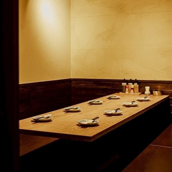 【新宿駅の仲間内飲み会は自信あり◎】2時間飲み放題付きコース2500円~。食べ放題2750円~。飲み放題555円~!!空間良し、味良し、ドリンク早い!そんなお店を全員で目指しています!新宿駅での女子会、合コン、会社宴会、仲間との飲み会は餃子酒場 肉汁とっつぁん新宿店にお任せ◎