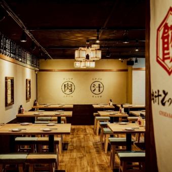 大人シックな雰囲気と大衆酒場感を掛け合わせた居心地の良いオープンテーブル!