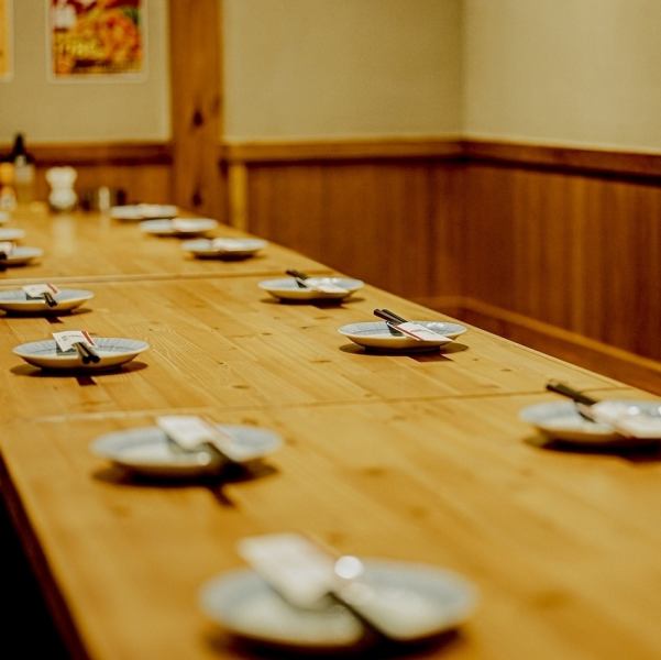 【テーブル席/個室と多数ご準備◆宴会可能】テーブル席最大15名の宴会可能。完全個室席は最大15名様以上のご宴会も可能です◎食べ飲み放題や飲み放題付きコースあり！財布に優しい、ハイボール99円/生ビール・レモンサワー299円、早割の飲み放題は驚愕の555円！笑。安すぎお得すぎで安い・美味い・早いを全力でお届け！